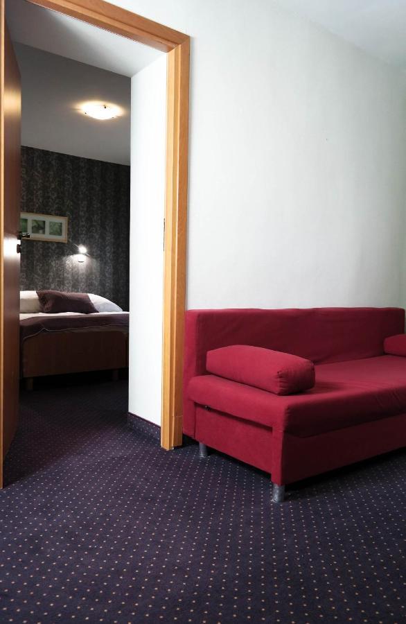 Hotel George Nadarzyn Εξωτερικό φωτογραφία