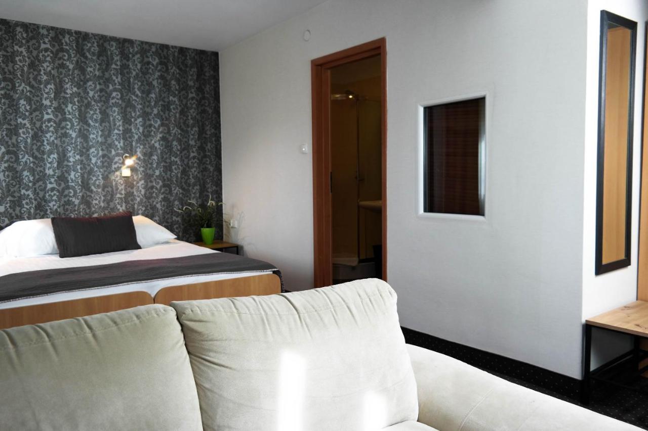 Hotel George Nadarzyn Εξωτερικό φωτογραφία
